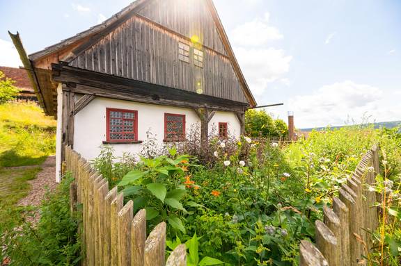 Gebäudeansicht mit Bauerngarten im Thüringer Freilichtmuseum Hohenfelden